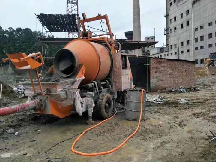 攪拌拖泵施工現(xiàn)場圖2 攪拌拖泵施工現(xiàn)場圖2