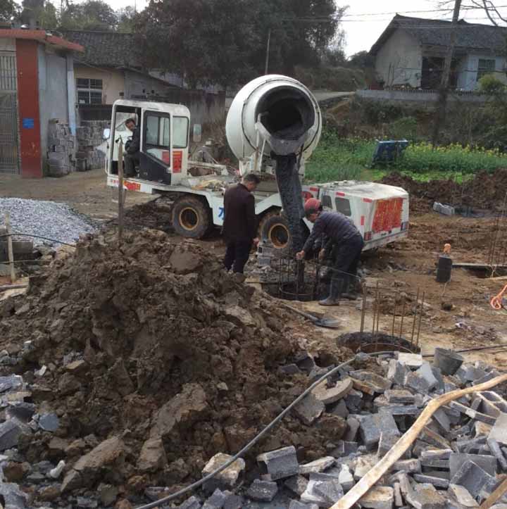 自動(dòng)上料攪拌車施工現(xiàn)場(chǎng)圖1 自動(dòng)上料攪拌車施工現(xiàn)場(chǎng)圖1