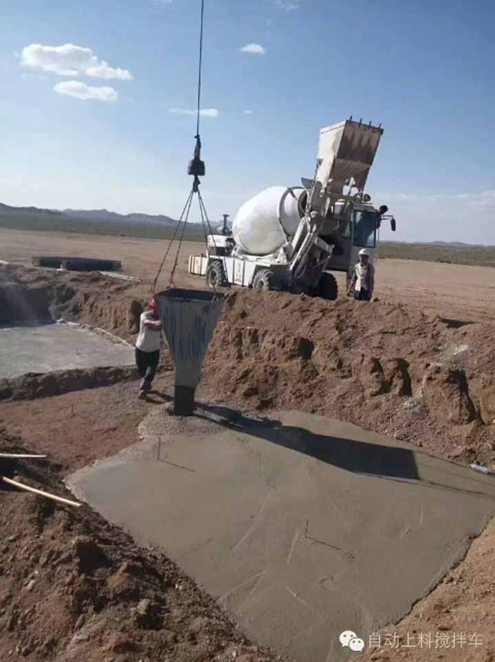 自動(dòng)上料攪拌車施工現(xiàn)場(chǎng)圖2 自動(dòng)上料攪拌車施工現(xiàn)場(chǎng)圖2