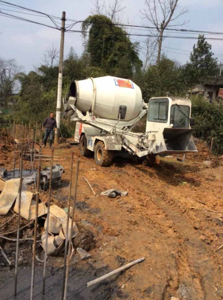 自動(dòng)上料攪拌車施工現(xiàn)場(chǎng)圖3 自動(dòng)上料攪拌車施工現(xiàn)場(chǎng)圖3