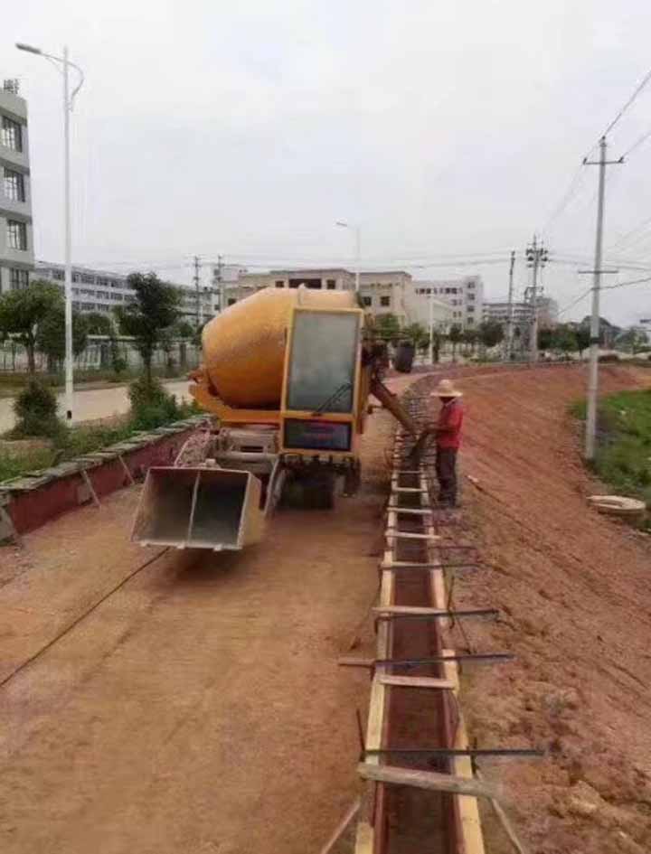 自動(dòng)上料攪拌車施工現(xiàn)場(chǎng)圖4 自動(dòng)上料攪拌車施工現(xiàn)場(chǎng)圖4