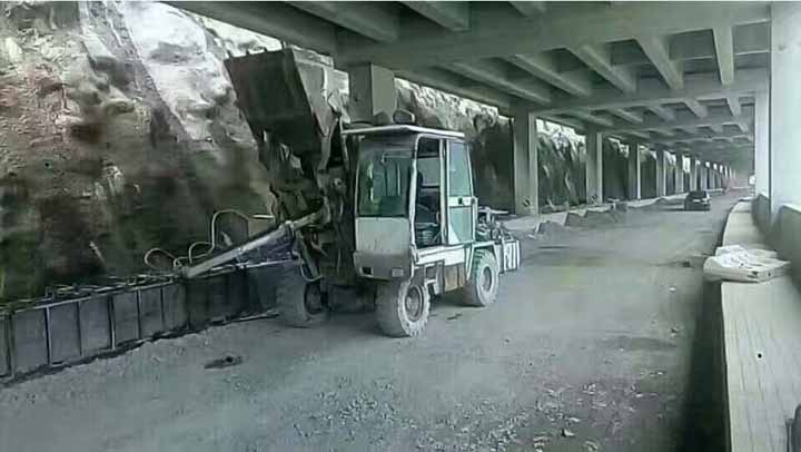 自動(dòng)上料攪拌車施工現(xiàn)場(chǎng)圖5 自動(dòng)上料攪拌車施工現(xiàn)場(chǎng)圖5