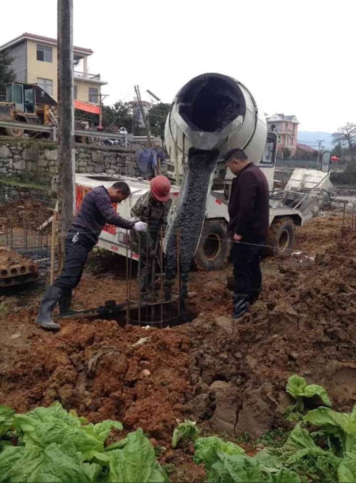 自動(dòng)上料攪拌車施工現(xiàn)場(chǎng)圖6 自動(dòng)上料攪拌車施工現(xiàn)場(chǎng)圖6