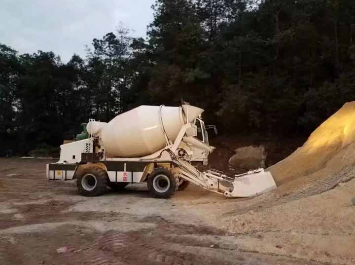 自動(dòng)上料攪拌車施工現(xiàn)場(chǎng)圖7 自動(dòng)上料攪拌車施工現(xiàn)場(chǎng)圖7