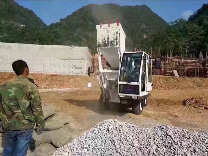 自動(dòng)上料攪拌車施工現(xiàn)場(chǎng)圖8 自動(dòng)上料攪拌車施工現(xiàn)場(chǎng)圖8