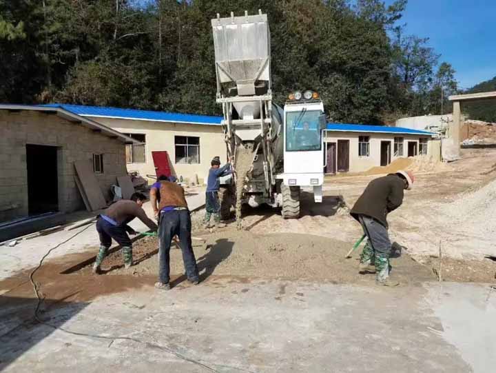 自動(dòng)上料攪拌車施工現(xiàn)場(chǎng)圖9 自動(dòng)上料攪拌車施工現(xiàn)場(chǎng)圖9