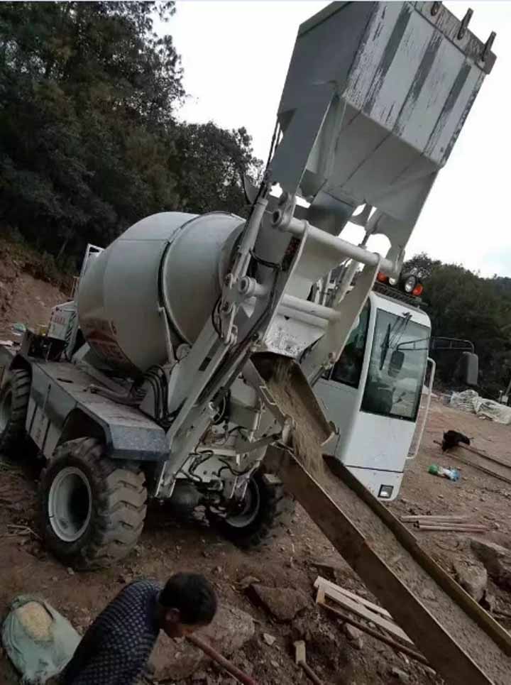 自動(dòng)上料攪拌車施工現(xiàn)場(chǎng)圖10 自動(dòng)上料攪拌車施工現(xiàn)場(chǎng)圖10