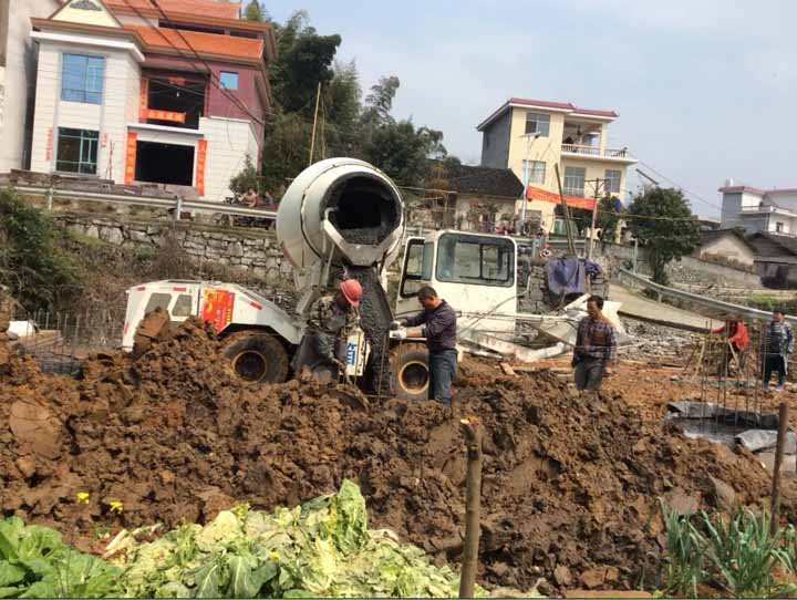 自動(dòng)上料攪拌車施工現(xiàn)場(chǎng)圖11 自動(dòng)上料攪拌車施工現(xiàn)場(chǎng)圖11