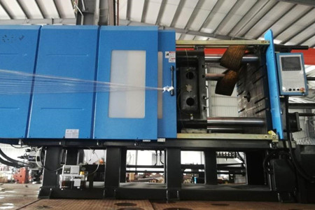 果筐注塑機(jī)廠家如何保證設(shè)備性能的一致性和穩(wěn)定性？